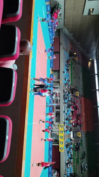 Championnat des nations U18 1ere édition
La sélection féminine de la Réunion entre en lice dans un moment : échauffement en cours. Le match sera en live sur la page Facebook de la Ligue Réunionnaise de Volley Ball .🏐🤞