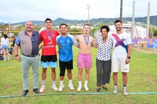 L'étape du Saint Denis Olympique Volley Ball a rendu son verdict :
Mouezy-Nehoua-Boyer doublent la mise ! Ils sont invaincus sur le Green Tour avec 2 victoires en 2 étapes.
Ils ont disposé en finale des Saint Leusiens Poignonec-Messager-Félicité.
Chez les femmes, Jaunet-Paulin-Guermeur soignent leur entrée en lice sur le Green Tour 2026-2027. Dans une finale de haut niveau, elles battent 25-21 Andriama-Louchart-Pavadepoullé.
Cap à l'ouest pour la 3ème étape avec le VBC St Leu le 4 Octobre !
