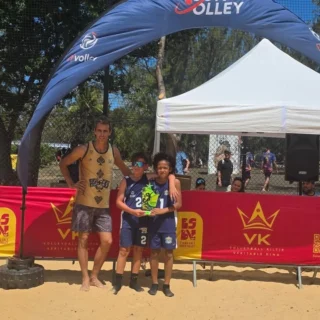 Axel Cachia et Solaé Oulama s'imposent chez les moins de 13 ans. Dans une finale de haut niveau, ils ont pris leur revanche sur la paire Victor Roussel/Etienne Reboul.
Bravo aux joueurs et à leur club le Leu Beach !