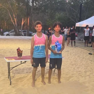 Liam et Maë, vainqueurs en U15, s’offrent également la gagne en U18, au terme d’un parcours parfait face aux équipes de la catégorie et un combat épique face à David et Mahery en finale.
Une très belle performance pour nos deux jeunes… et une belle illustration de ce que peut permettre un championnat pensé pour faire jouer, confronter les niveaux et favoriser la progression, sans enfermer les jeunes dans leur seule catégorie d’âge.
Finalement, le terrain reste souvent le meilleur endroit pour répondre aux débats.