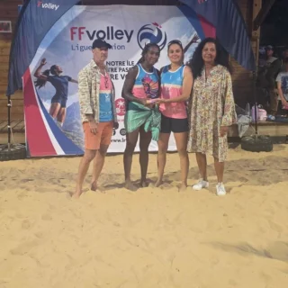 steff_2s Emma Louchart Matthieu Mouezy Florent sont nos champions 2026 de Beach-Volley !
Ils prennent également une option sur le championnat 2026-2027 et donnent rdv à leurs rivaux les 24 et 25 Octobre à Saint Paul pour l'étape 2.Félicitations à Fanny, Hélène, Nathan et Axel qui s'inclinent en finale mais réalisent un superbe tournoi.
