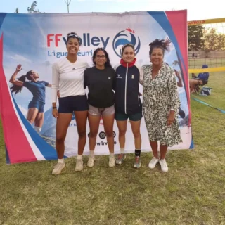 Revanche pour Marie Anna et Emma qui s'imposent cette fois ci 25-22 face à Natacha, Fanette et Lou.
3ème finale consécutive mais premiere défaite pour Mathieu, Guillaume et Romain qui s'inclinent face aux vainqueurs de la saison dernière Mika, Raf et Max.
Merci au VBC ST LEU pour cette orga XXL, le relai est passé au VBC Saint Denis qui organisera l'étape 4 le 8 Novembre.